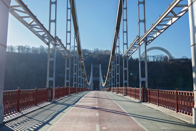 向前一座人行天桥在冬天阳光明媚的日子里桥走路