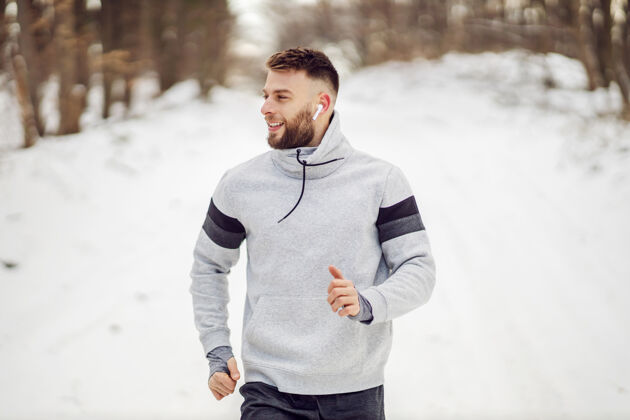 活动适合运动员在雪地上跑步冬天健活方式 冬季健身 寒冷天气运动装衣服慢跑