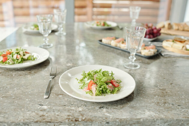 宴会各种奶酪和坚果小吃的特写镜头放在餐桌上用餐巾放在木盘上餐厅盘子陶器