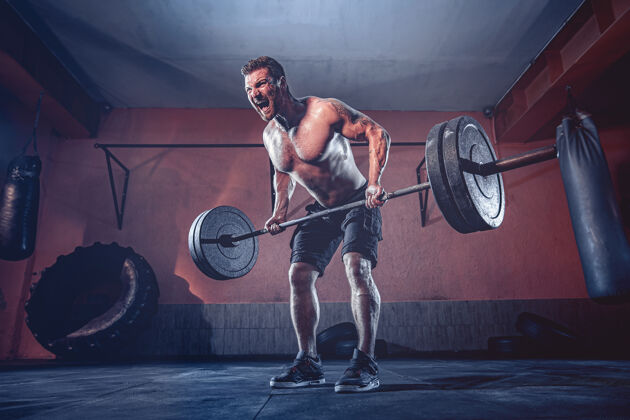 力量肌肉发达的大胡子男人在健身房锻炼身体 强壮的男性裸体腹肌成人集中肌肉