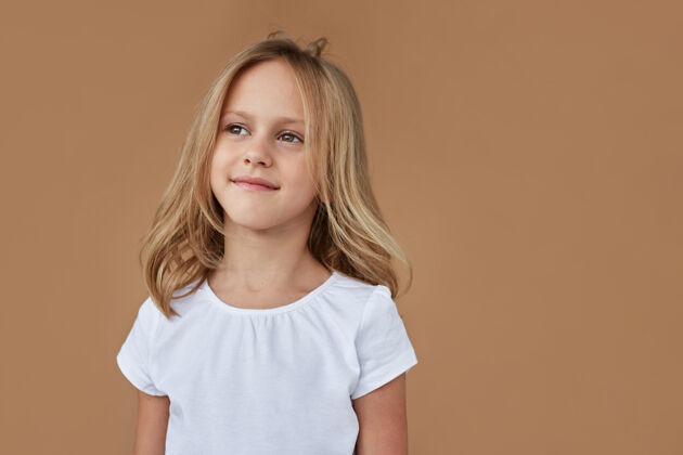 可爱特写正面肖像可爱的小女孩波浪金发 穿着白色衣服工作室快乐金发