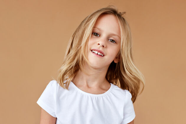 时尚特写正面肖像美丽的小女孩波浪金发 穿着白色衣服小白布工作室