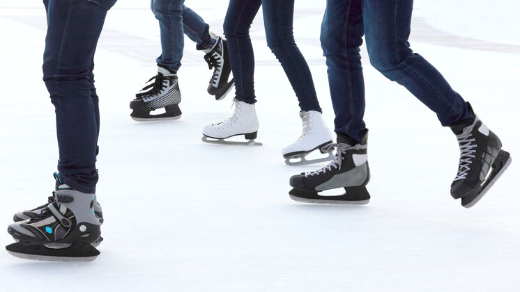 脚溜冰场上的人们溜冰娱乐溜冰