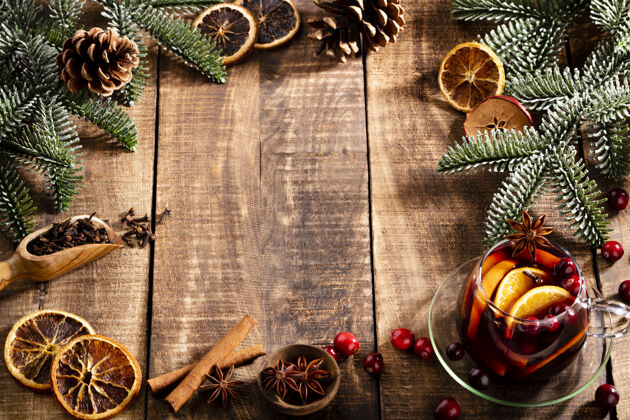 装饰在一张木制的乡村桌子上放着带香料的圣诞葡萄酒香料传统的热的