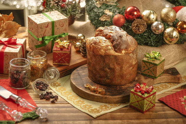 节日烤盘 葡萄干和蜜饯水果块放在木制砧板上 配上圣诞装饰品圣诞节木头年份