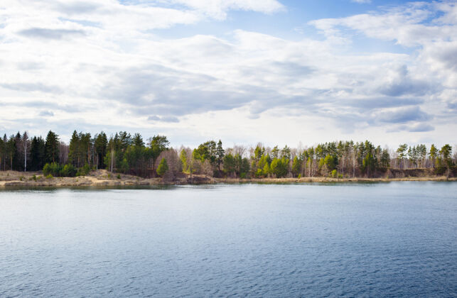 独蓝天下的森林湖清树河