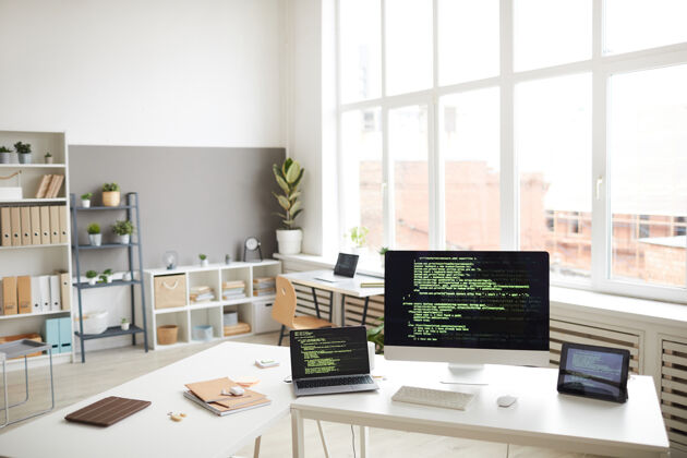 书桌在现代办公室里 工作场所的形象是电脑和屏幕上有软件的数字平板电脑办公室文件电脑