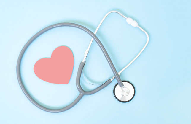 心脏听诊器和蓝色背景上的红色心形 心脏和保健的概念医学压力频率