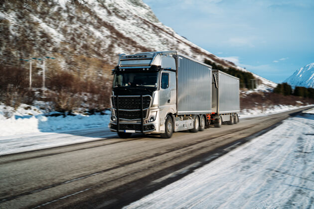 雪阳光明媚时 卡车在雪地公路上行驶白天冬天道路安全理念天气街道水平