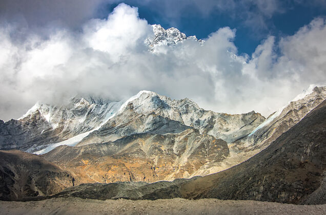 喜马拉雅山冰碛山脉.路线去珠穆朗玛峰基地萨加玛塔营地尼泊尔昆布山谷国家公园山徒步旅行远足