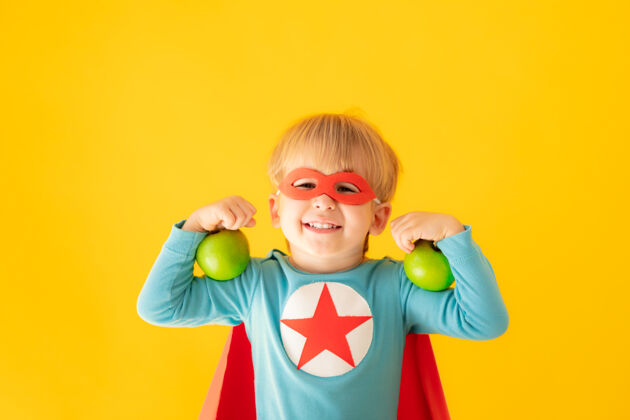 健康超级英雄小孩拿着苹果梦想力量面具