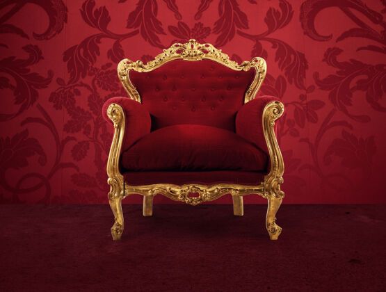 古董红色和金色豪华扶手椅进入一个老房间椅子沙发舒适