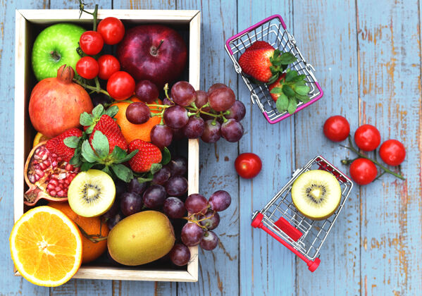 餐桌几种水果和蔬菜的顶视图水果早晨美味
