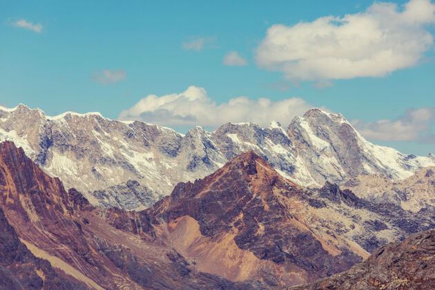 白色美丽的山脉风景在科迪勒拉华亚什 秘鲁 南美洲山脉宁静自然