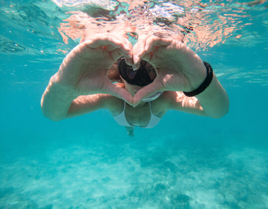 休闲女子游泳水下概念关于假期和自然水下运动人