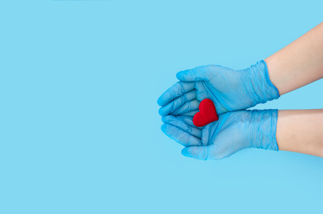 医疗医生手上戴着蓝色手套 把心脏放在蓝色的表面上复制空间卫生医生保健
