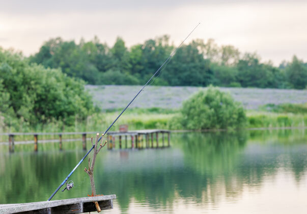 湖泊在湖上钓鱼鱼竿放松自然