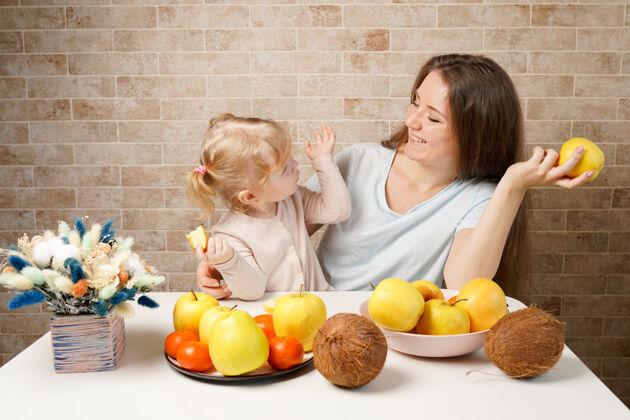 水果快乐家庭母子宝贝女儿健康食品水果厨房室内蔬菜家庭健康