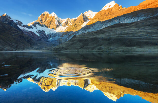 美丽美丽的山脉风景在科迪勒拉华亚什 秘鲁 南美洲蓝色风景秘鲁