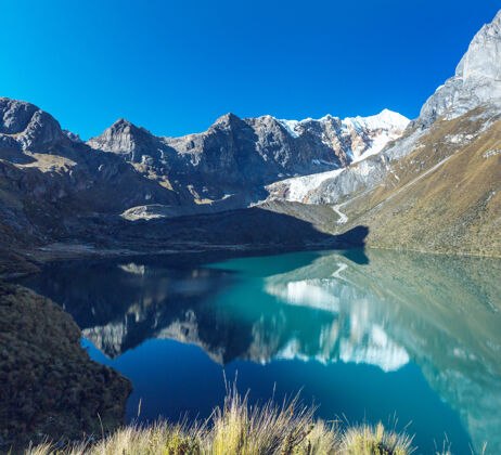 冰川美丽的山脉风景在科迪勒拉华亚什 秘鲁 南美洲泻湖惊人白色