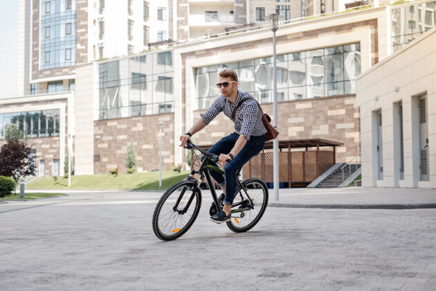 物理最喜欢的爱好帅哥微笑着骑自行车自行车积极活动