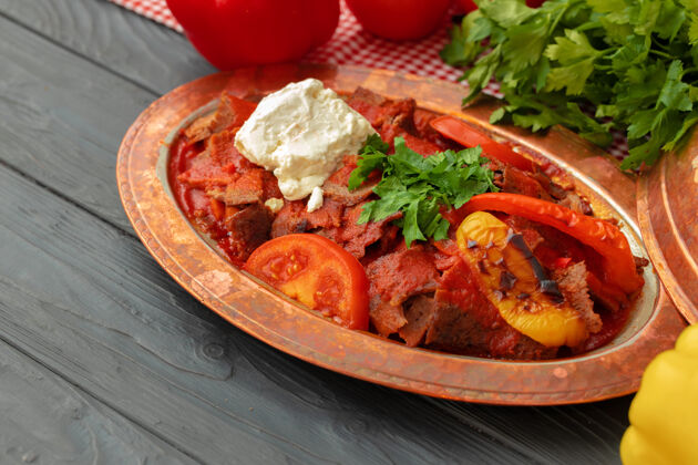 一餐土耳其人肉铜板炒蔬菜烤羊肉串Kebap传统