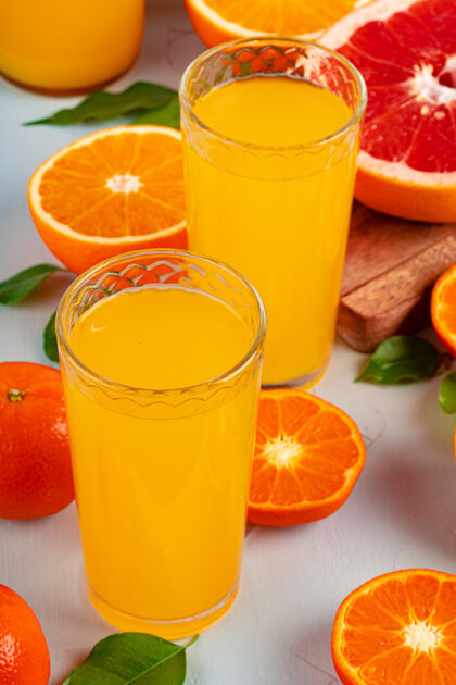 挤压桌上的橙汁杯 近一点食品切片果汁