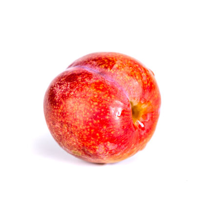 光滑红梅上隔离着白色的果实有机新鲜的水果