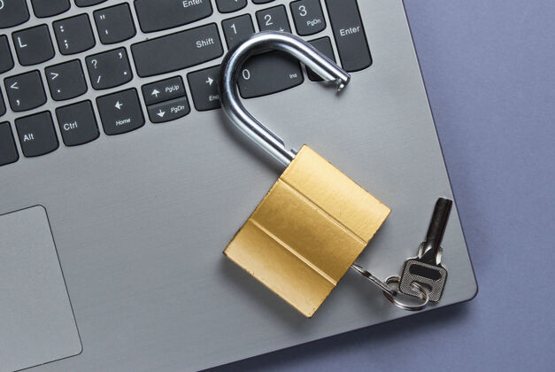 安全电脑保护概念 互联网安全笔记本电脑和紫纸锁黑客数据金融