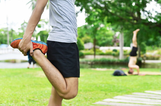 健身特写年轻男子跑步者热身和伸展训练前在日落时间锻炼眼镜运动