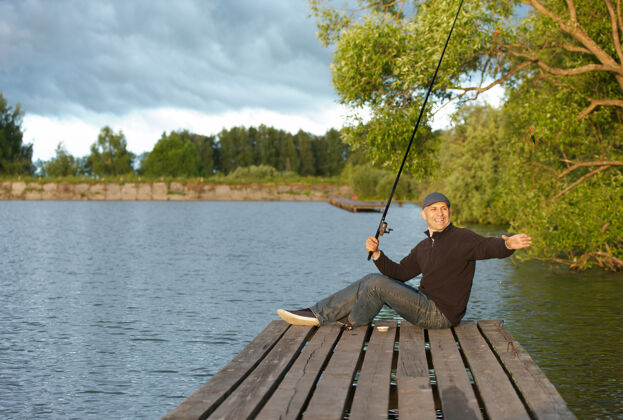 渔夫阳光明媚的日子里 积极的人在池塘里钓鱼一个男钓鱼