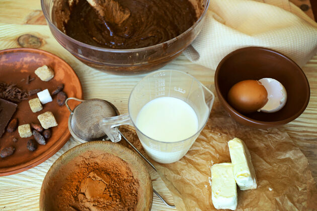 过程在桌子上准备巧克力派的面团鸡蛋桌子餐