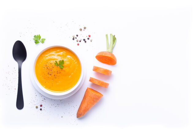 根一碗胡萝卜汤 白色背景上有胡萝卜片顶视图饮食健康