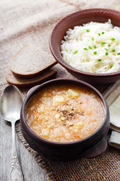 菜肴传统的乌克兰冬汤配泡菜和小米营养碗晚餐