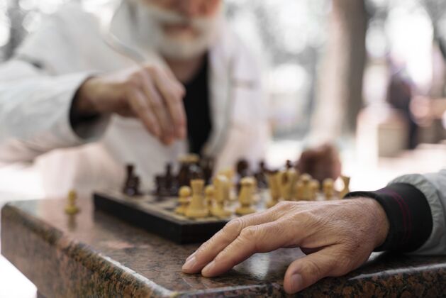 老年人特写男人在户外下棋退休老年人国际象棋