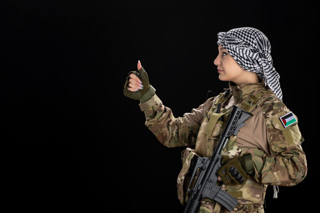 武器穿军装的女兵拿着步枪站在黑墙上军人肖像枪