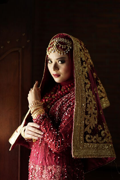 女人一位身着金红色礼服的美丽印度新娘的肖像人女性人