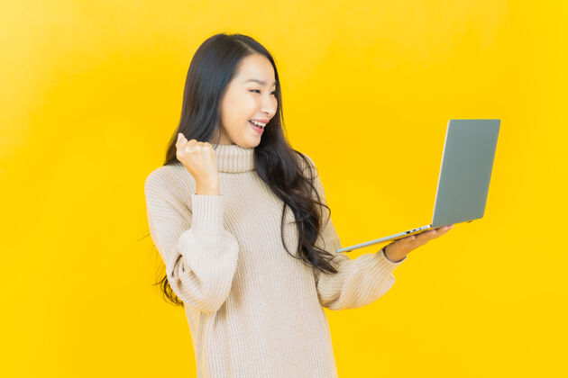 现代肖像美丽的亚洲年轻女子微笑与电脑笔记本电脑上孤立的背景员工表情企业家