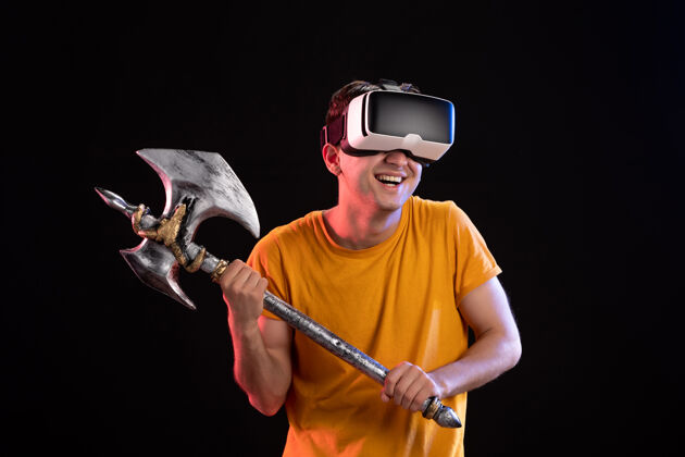 乐器年轻人在黑暗武士维京人身上用战斧玩虚拟现实的肖像战斗表演游戏