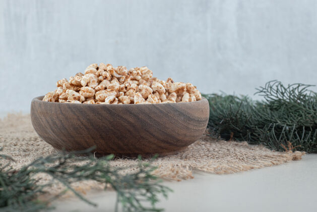 Muesli一个装满健康谷物的木碗生的产品脆的