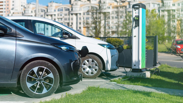科技城里的充电站有两辆正在充电的电动车环境能源电动车