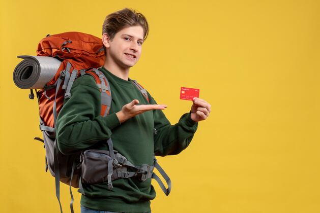 信用卡正面图年轻男子手持红色银行卡准备远足持有人成人