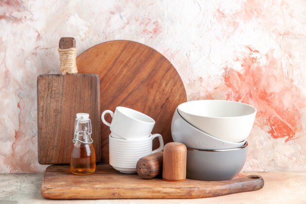 茶油瓶顶视图堆放在五颜六色的木砧板上的锅篦子视图壶咖啡