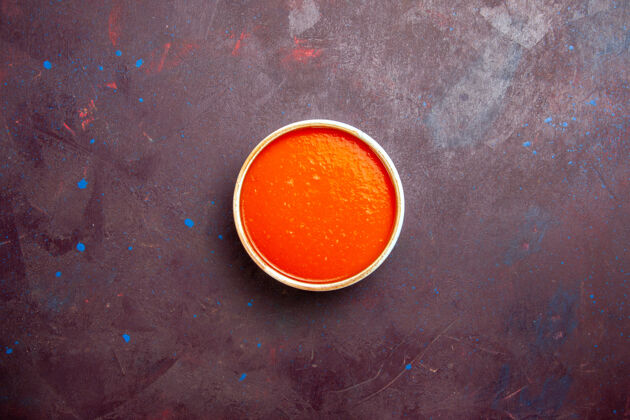 自制顶视图美味的番茄汤奶油质地由新鲜番茄制成的深色背景酱汁汤盘番茄餐碗视图番茄