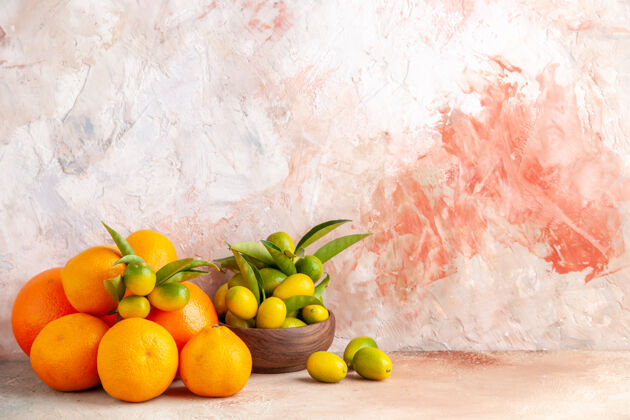 柑橘新鲜的金橘在棕色的罐子里 橘子在五颜六色的烤地上柑橘锅柠檬