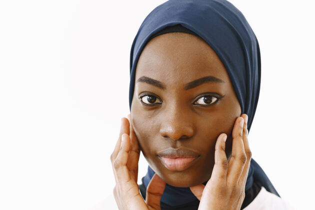 女人可爱满足的宗教女子头像 面带温和微笑 皮肤黝黑健康 头上戴围巾隔离在白色背景上表情文化尼日利亚人
