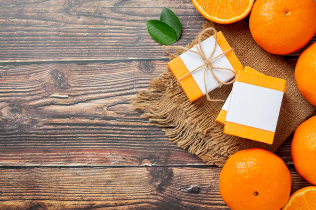 芳香疗法橙色肥皂和新鲜的橙色深色木质背景皮肤护理美容身体护理