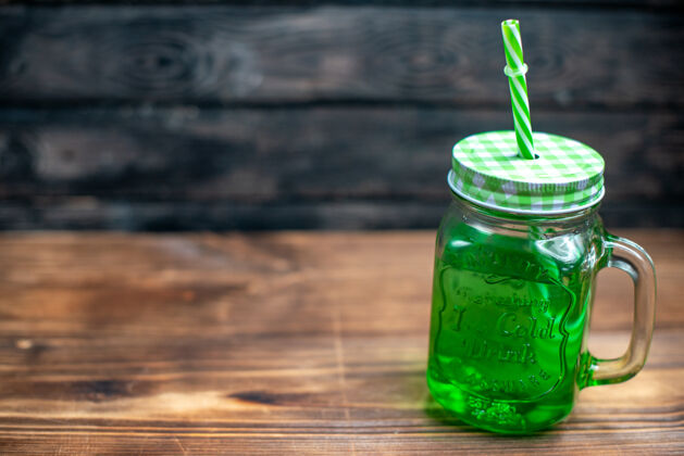 汽水正面图绿色苹果汁内罐木质桌上饮料照片鸡尾酒颜色水果水液体食物
