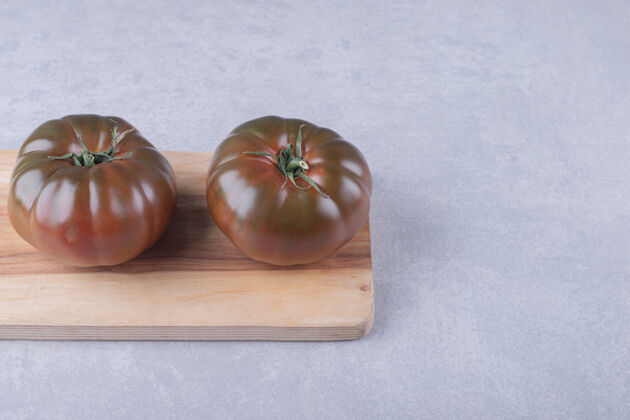 成熟两个熟番茄放在木板上美味有机番茄