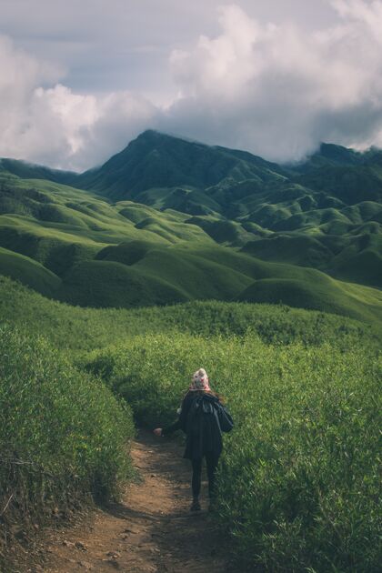 風景一位加拿大婦女在納加蘭的祖口山谷徒步旅行荒野外國樹